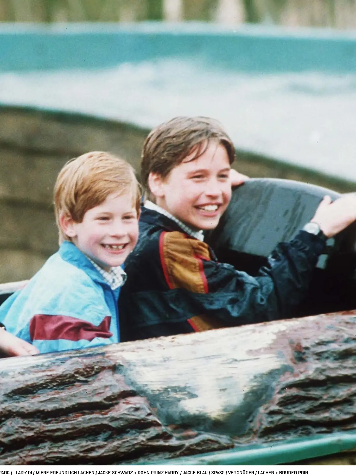 Prinzessin Diana mit ihren beiden Söhnen Prinz William und Prinz Harry im Thorpe Park auf der Wildwasserbahn.