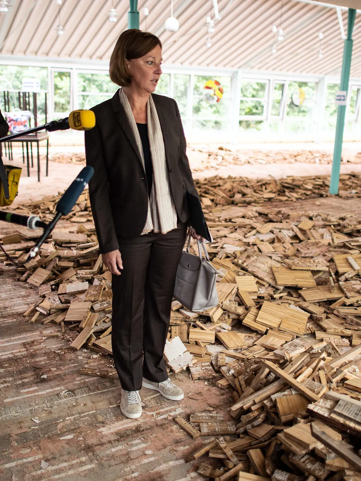 05.08.2021, Nordrhein-Westfalen, Rheinbach: Yvonne Gebauer (FDP) steht in der Mensa der Glasfachschule in Rheinbach. Die Schule wurde vom Hochwasser betroffen. Foto: Federico Gambarini/dpa +++ dpa-Bildfunk +++