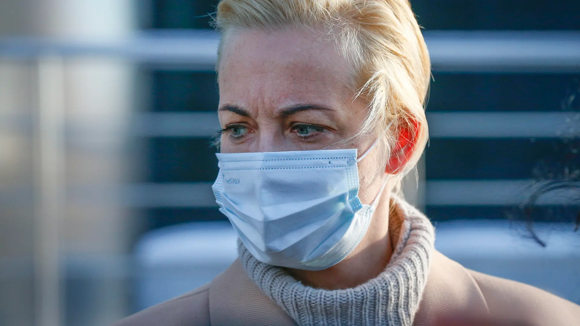 01.02.2021, Russland, Moskau: Julia Nawalnaja, Ehefrau von Alexej Nawalny, verlässt das Gericht. Nawalnaja wurde in Moskau während einer unautorisierten Kundgebung zur Unterstützung ihres Mannes am 31. Januar 2021 festgenommen. Ein Moskauer Gericht hat Sie zu einer Geldstrafe von 20.000 Rubel (ca. 220 EUR) wegen Verstoßes gegen die Protestbestimmungen verurteilt. Foto: Alexander Zemlianichenko/AP/dpa +++ dpa-Bildfunk +++