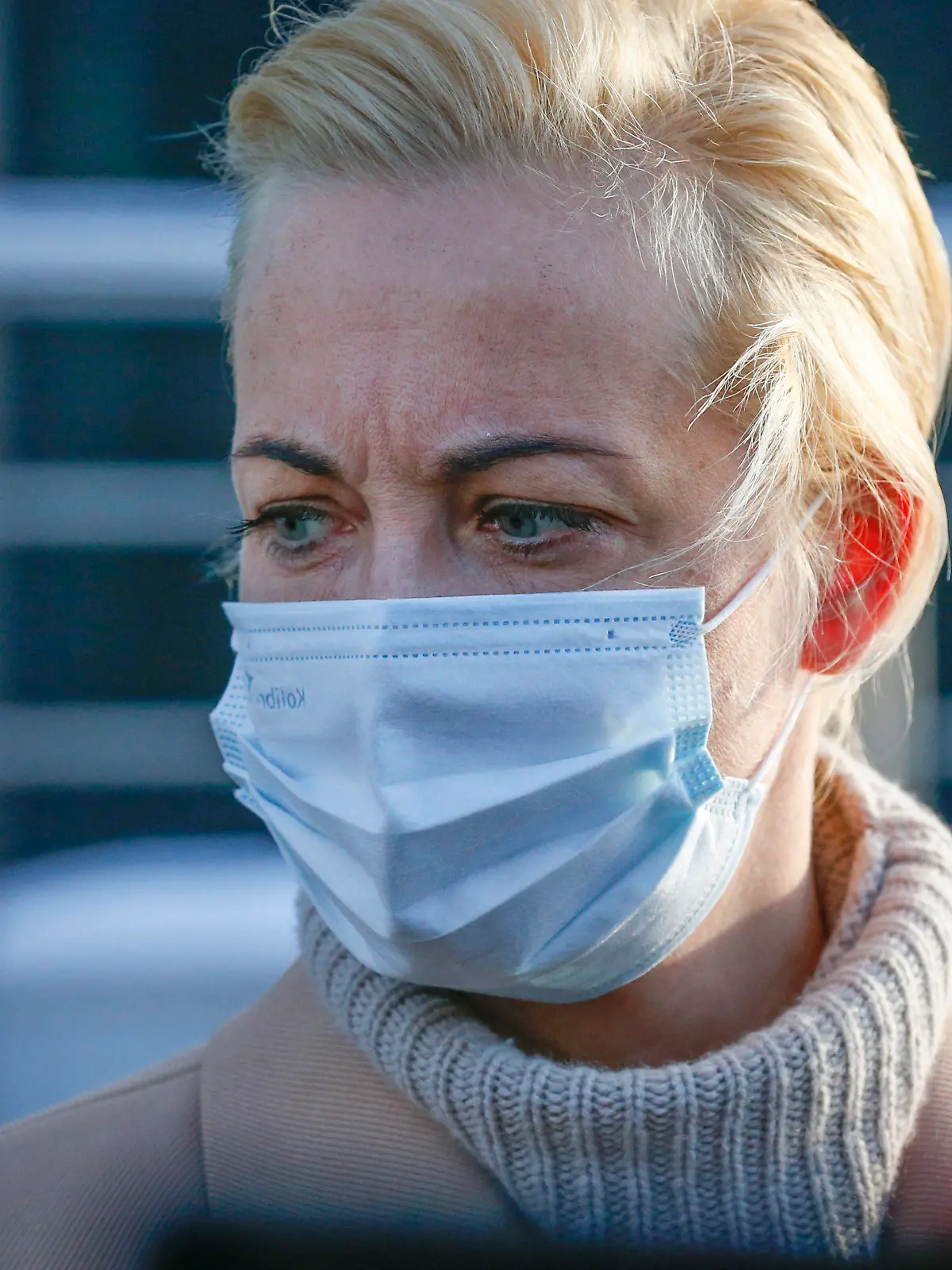 01.02.2021, Russland, Moskau: Julia Nawalnaja, Ehefrau von Alexej Nawalny, verlässt das Gericht. Nawalnaja wurde in Moskau während einer unautorisierten Kundgebung zur Unterstützung ihres Mannes am 31. Januar 2021 festgenommen. Ein Moskauer Gericht hat Sie zu einer Geldstrafe von 20.000 Rubel (ca. 220 EUR) wegen Verstoßes gegen die Protestbestimmungen verurteilt. Foto: Alexander Zemlianichenko/AP/dpa +++ dpa-Bildfunk +++