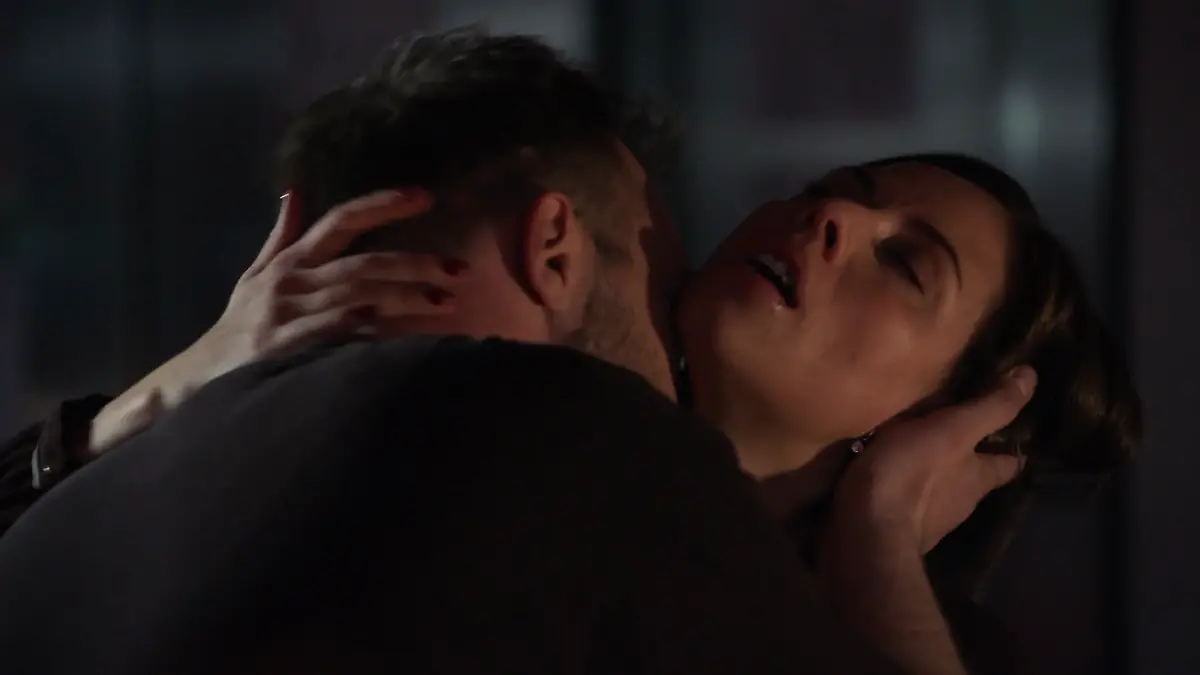 Erik kann Matilda nicht mehr länger widerstehen.