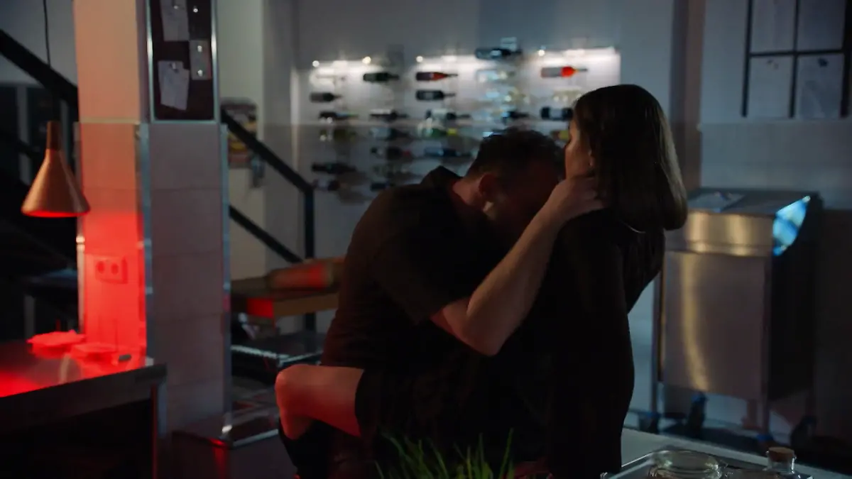 Zwischen Erik und Matilda geht es im Mauerwerk heiß her.