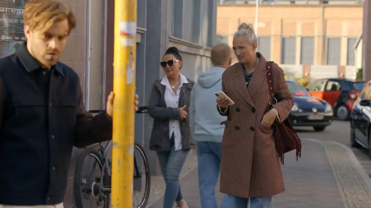 Maren macht sich nun doch Sorgen um ihre Ex-Affäre Julian. 