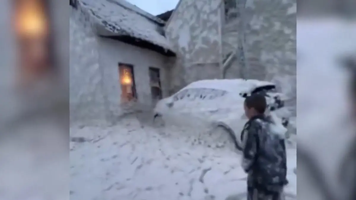 Straßen und Häuser versunken! XXL-Schaumflut wälzt sich durch Stadt Wetterchaos in Irland