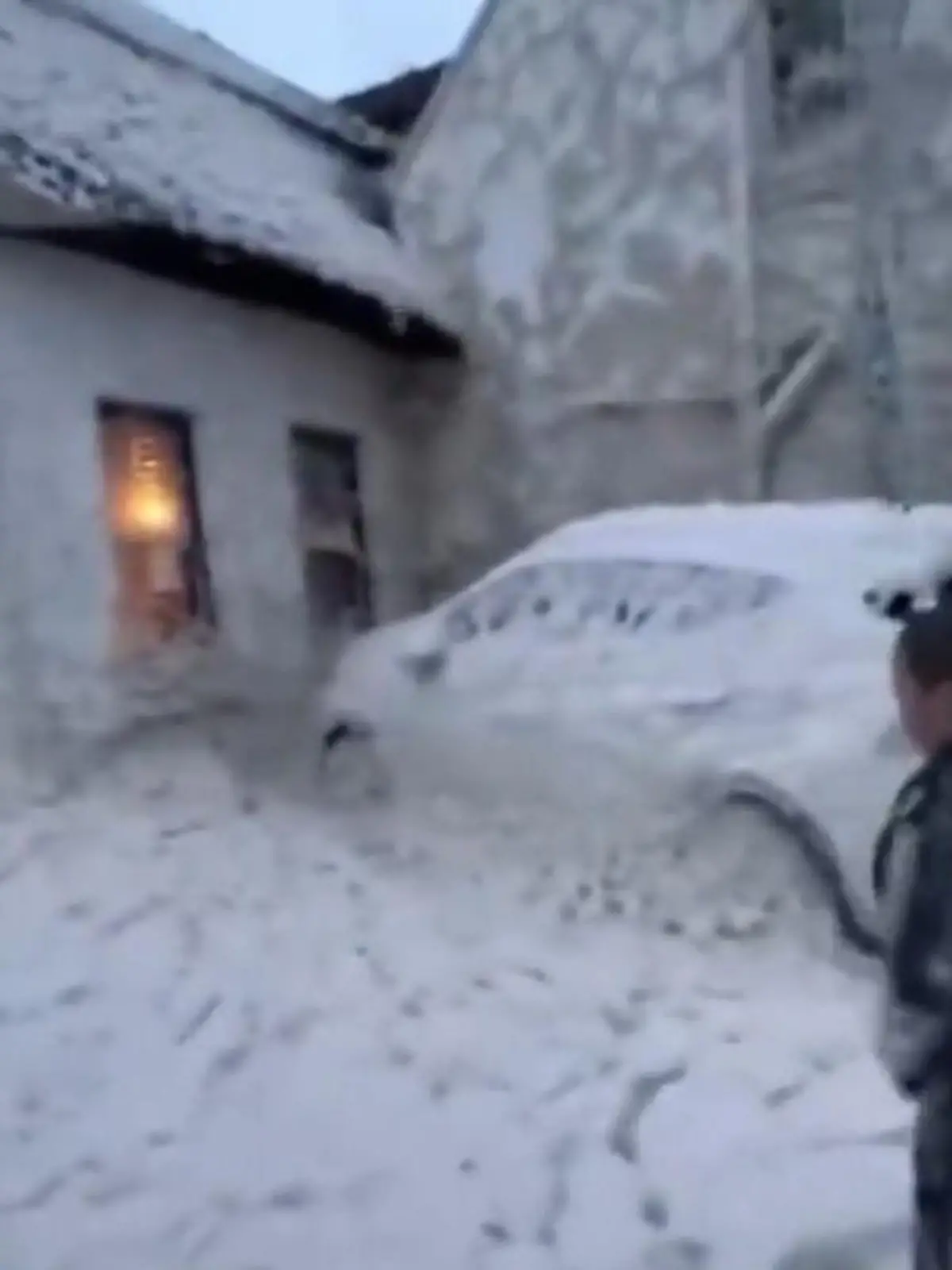 Bild zu: "Wetterchaos in Irland: Straßen und Häuser versunken! XXL-Schaumflut wälzt sich durch Stadt"