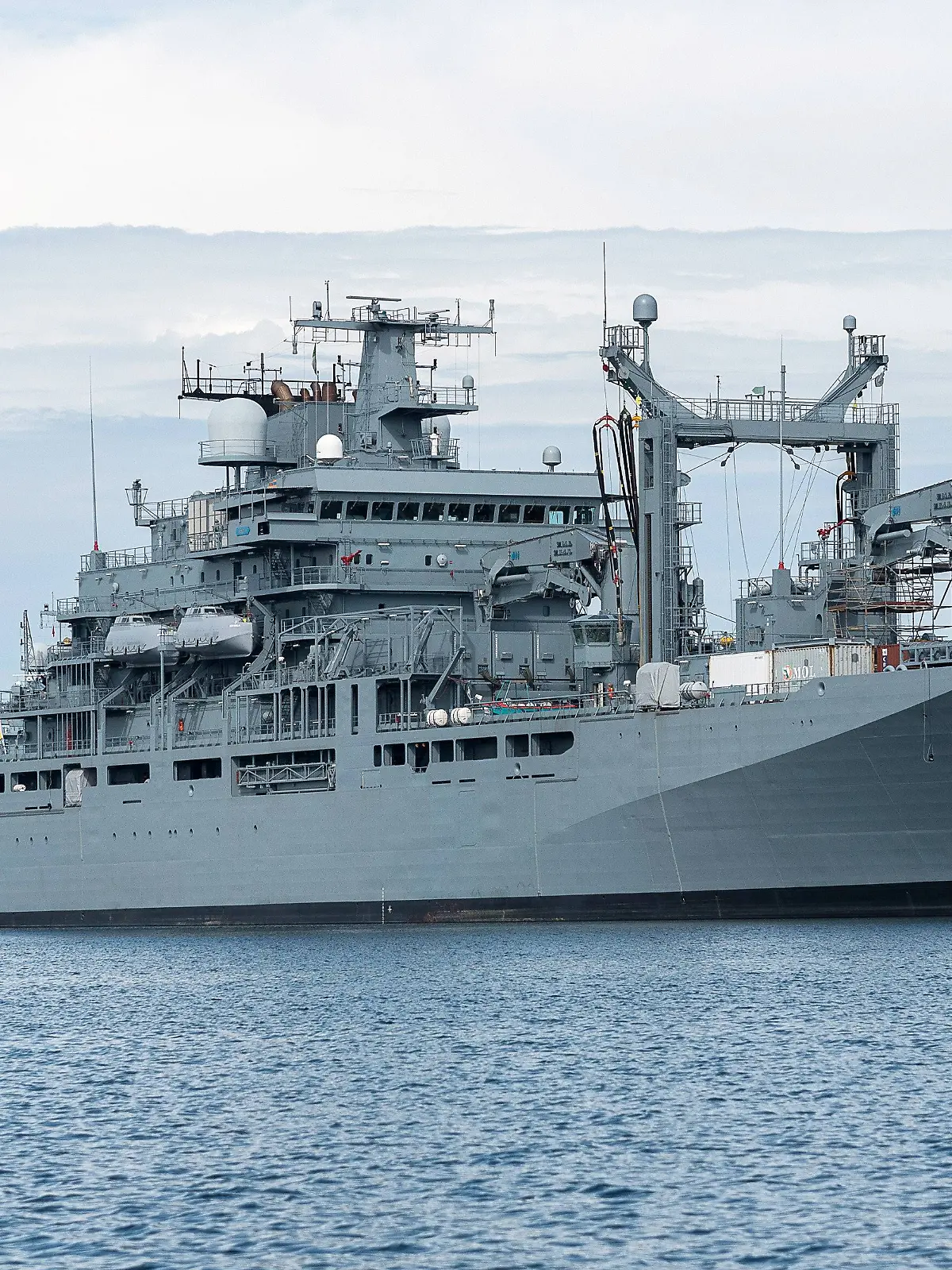 Bild zu: "Besatzung infiziert! Das größte deutsche Kriegsschiff der Marine hängt im Paradies fest"