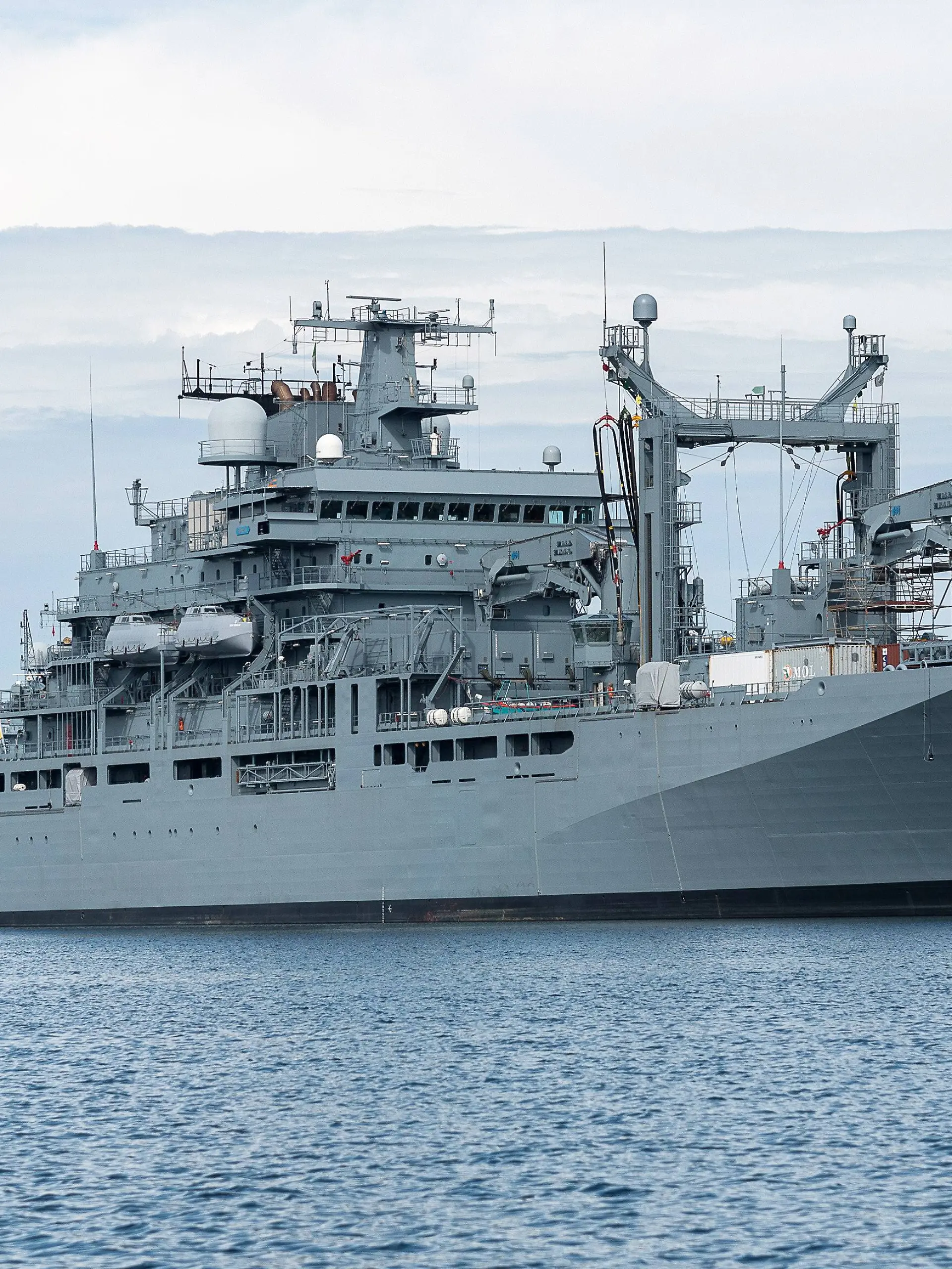 Bild zu: "Besatzung infiziert! Das größte deutsche Kriegsschiff der Marine hängt im Paradies fest"