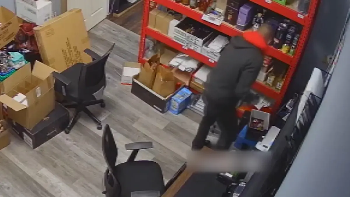 Kunde raubt Verkäufer (53) aus – während der um sein Leben kämpft! Seine Hilfe ist nur Täuschung!