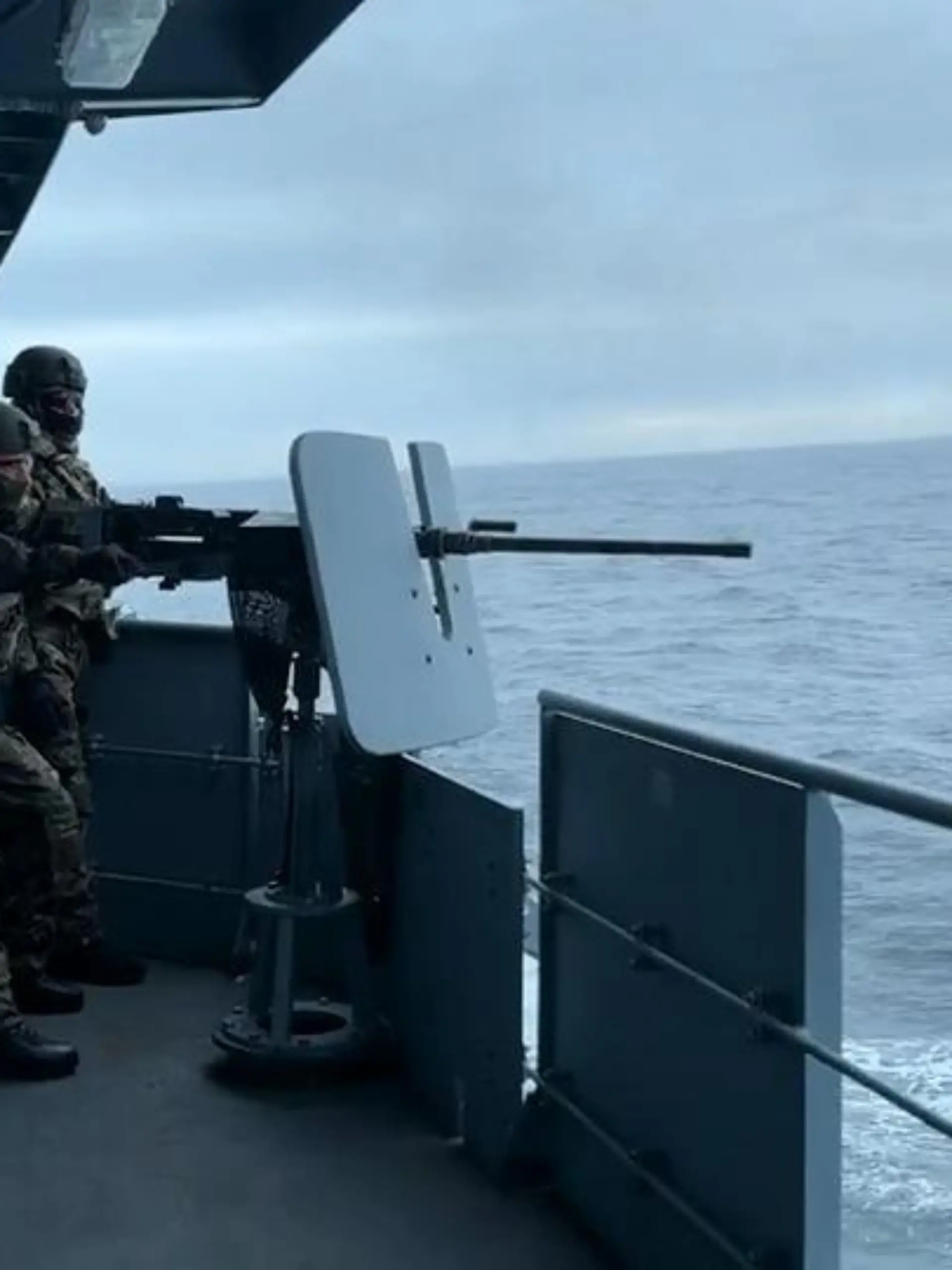 Bild zu: "Teile der Besatzung erkrankt! Größtes deutsches Kriegsschiff hängt im Paradies fest"