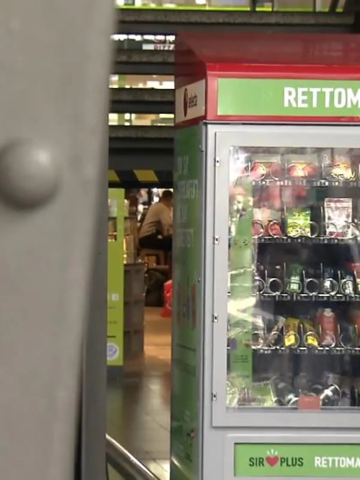 Tonnenweise Lebensmittel werden jedes Jahr weggeworfen – obwohl diese eigentlich noch gut sind. Um etwas gegen diese Verschwendung zu tun, gibt es am Frankfurter Hauptbahnhof nun den Rettomat. Und der hat ein ziemlich breites Angebot: Riegel, Schokolade, Nüsse und Getränke. Und jedes dieser Produkte hat das Verfallsdatum längst überschritten – ist aber trotzdem noch genießbar. Was die Reisenden am Hauptbahnhof davon halten und ob Riegel & Co. wirklich noch schmecken – unser Reporter hat den Test gemacht.