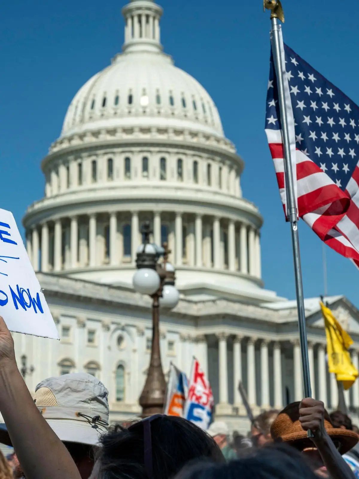 Bild zu: "Trump unterschreibt Gesetz zur Freigabe von Epstein-Akten"