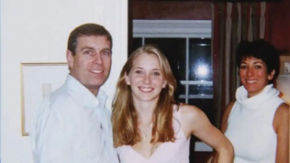 Diese undatierte, vom US-Justizministerium zur Verfügung gestellte Foto zeigt den britischen Prinz Andrew (l-r), Virginia Giuffre aus den USA und Ghislaine Maxwell. Giuffre hatte Andrew vorgeworfen, sie als Minderjährige mehrfach missbraucht zu haben.