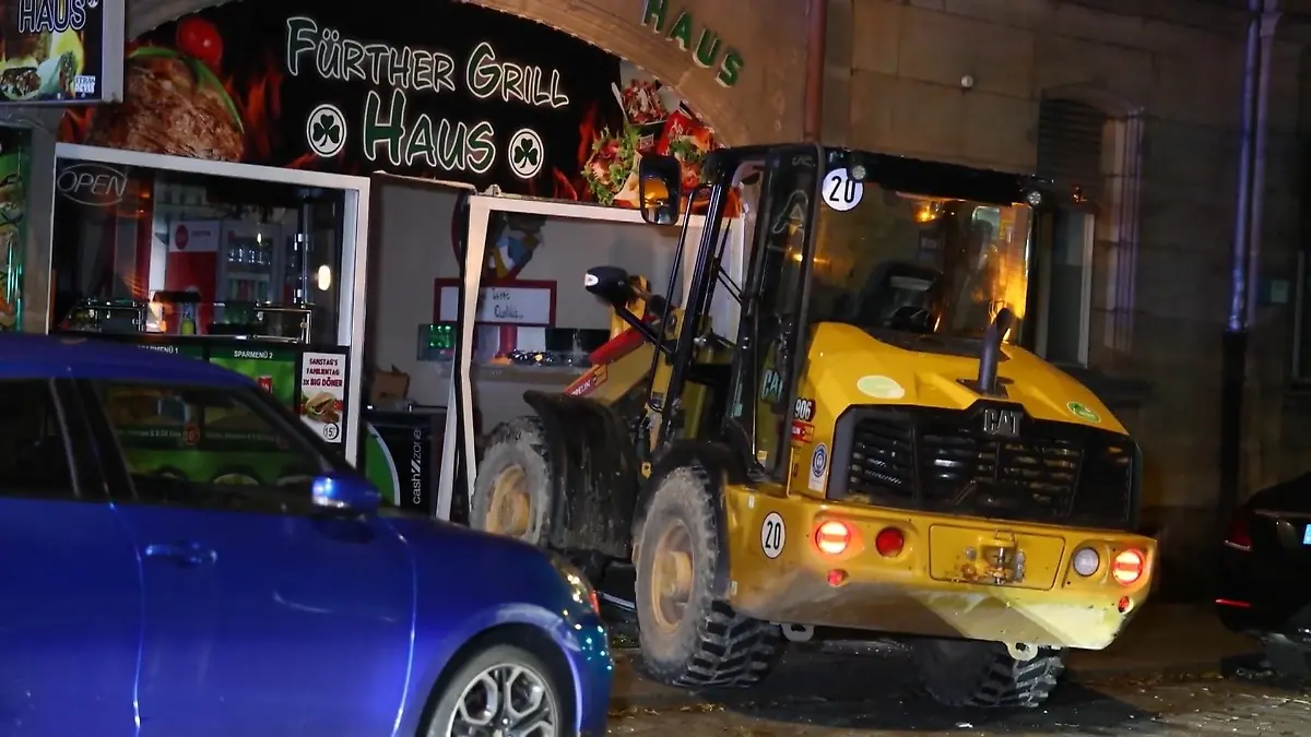 Irre Einbruchsfahrt! Mann crasht mit Radlader durch Fürth Augenzeuge schildert spektakuläre Szene