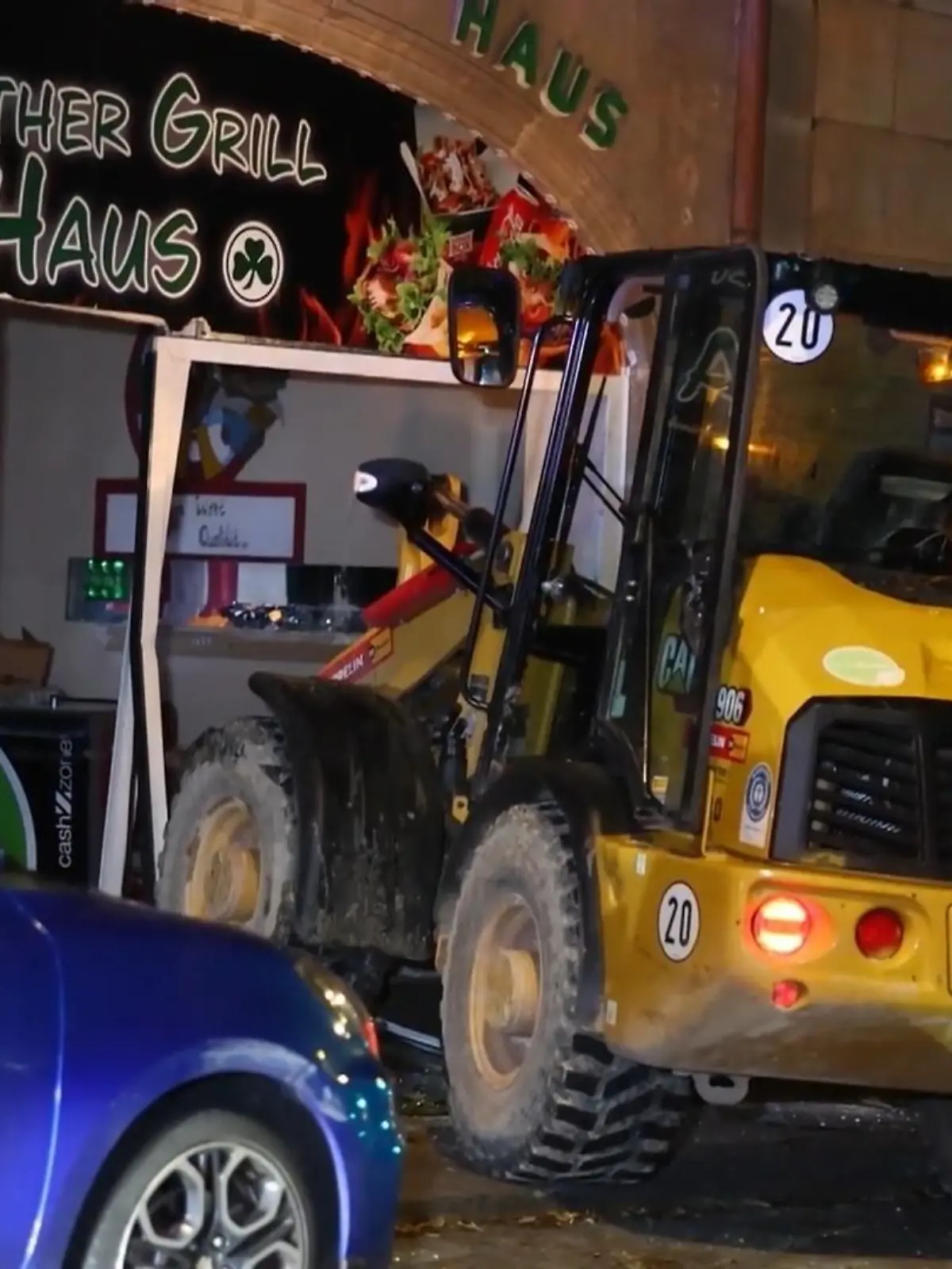 Bild zu: "Irre Einbruchsfahrt! Mann crasht mit Radlader durch Fürth"