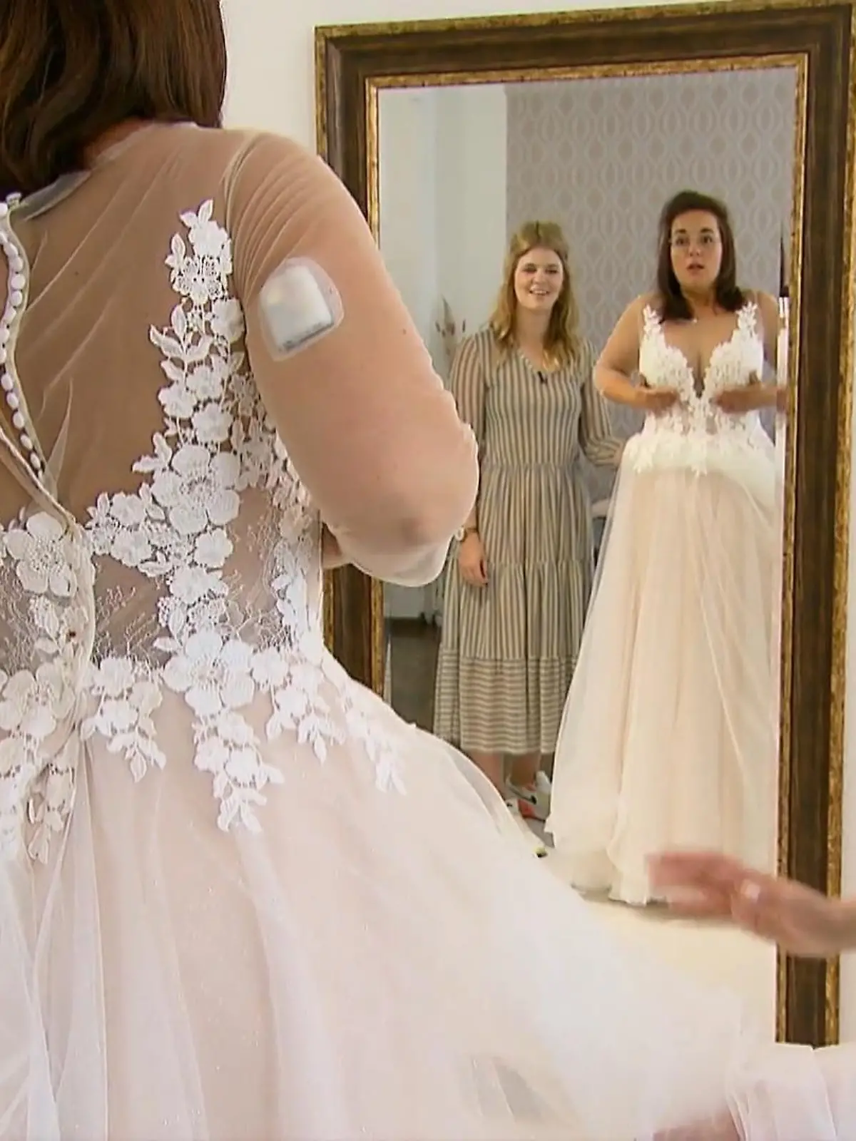 Bild zu: "Sohn und Bruder führen Nicole zum Altar"