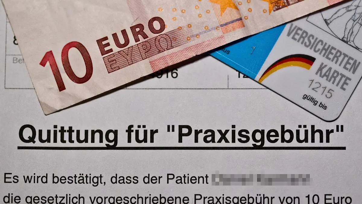 Ein Beleg über die Zahlung der Praxisgebühr liegt unter einem Zehn-Euro-Schein und einer Versichertenkarte (Archiv) 
