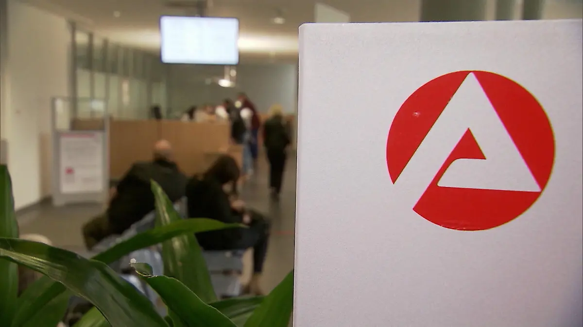 Wer bei der Arbeitssuche nicht mitmacht, bekommt Besuch RTL begleitet Jobcenter-Fahnder