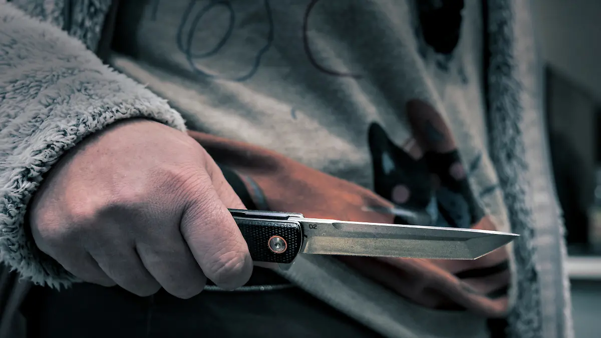 Mann mit Messer (Symbolfoto)