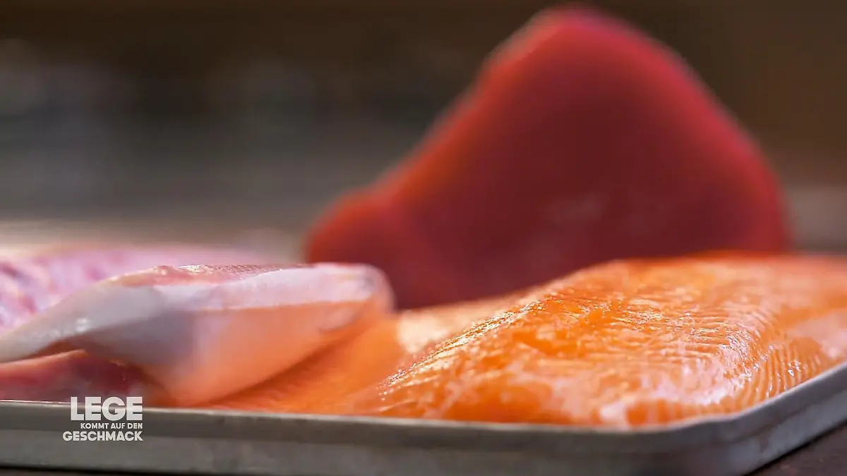 Lege bereitet drei edle Fischsorten vor Die Zutaten für das perfekte Sushi