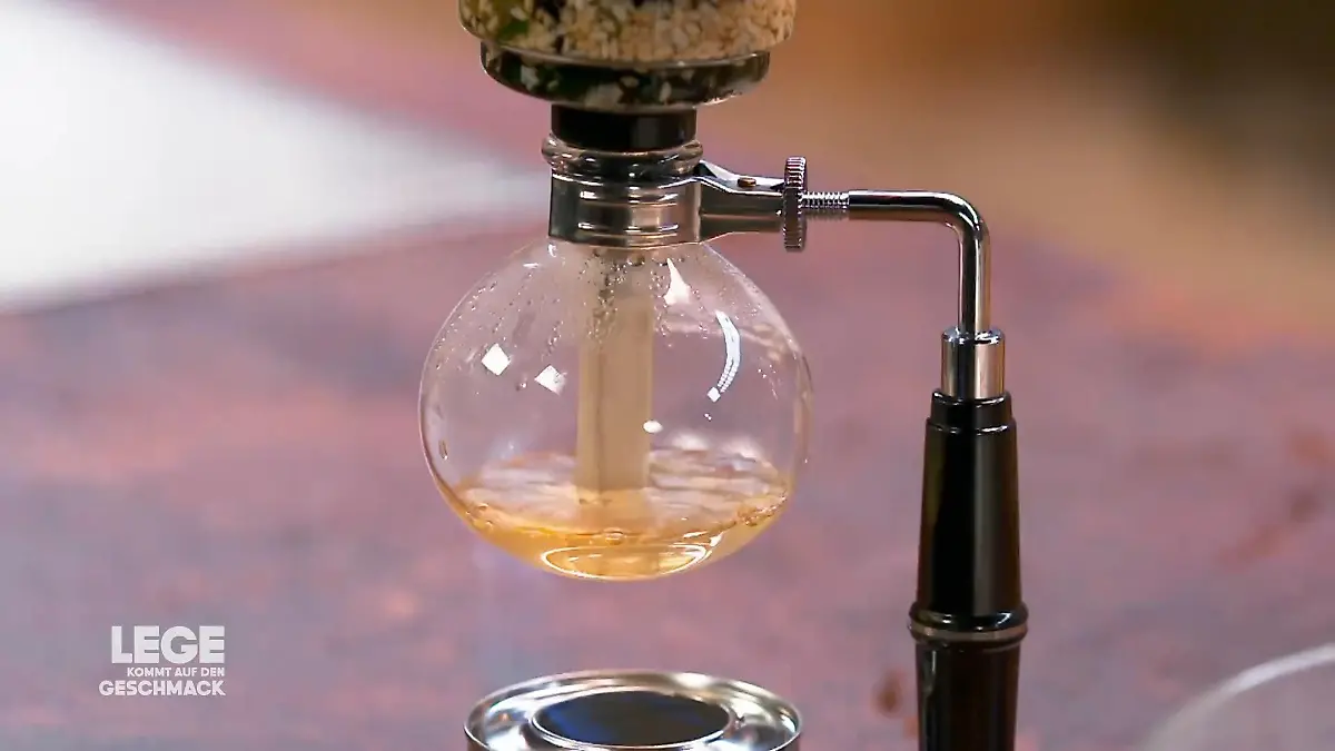 Lege mischt die ideale Würzsoße und bereitet den Reis vor Die Basis für perfekten Sushireis