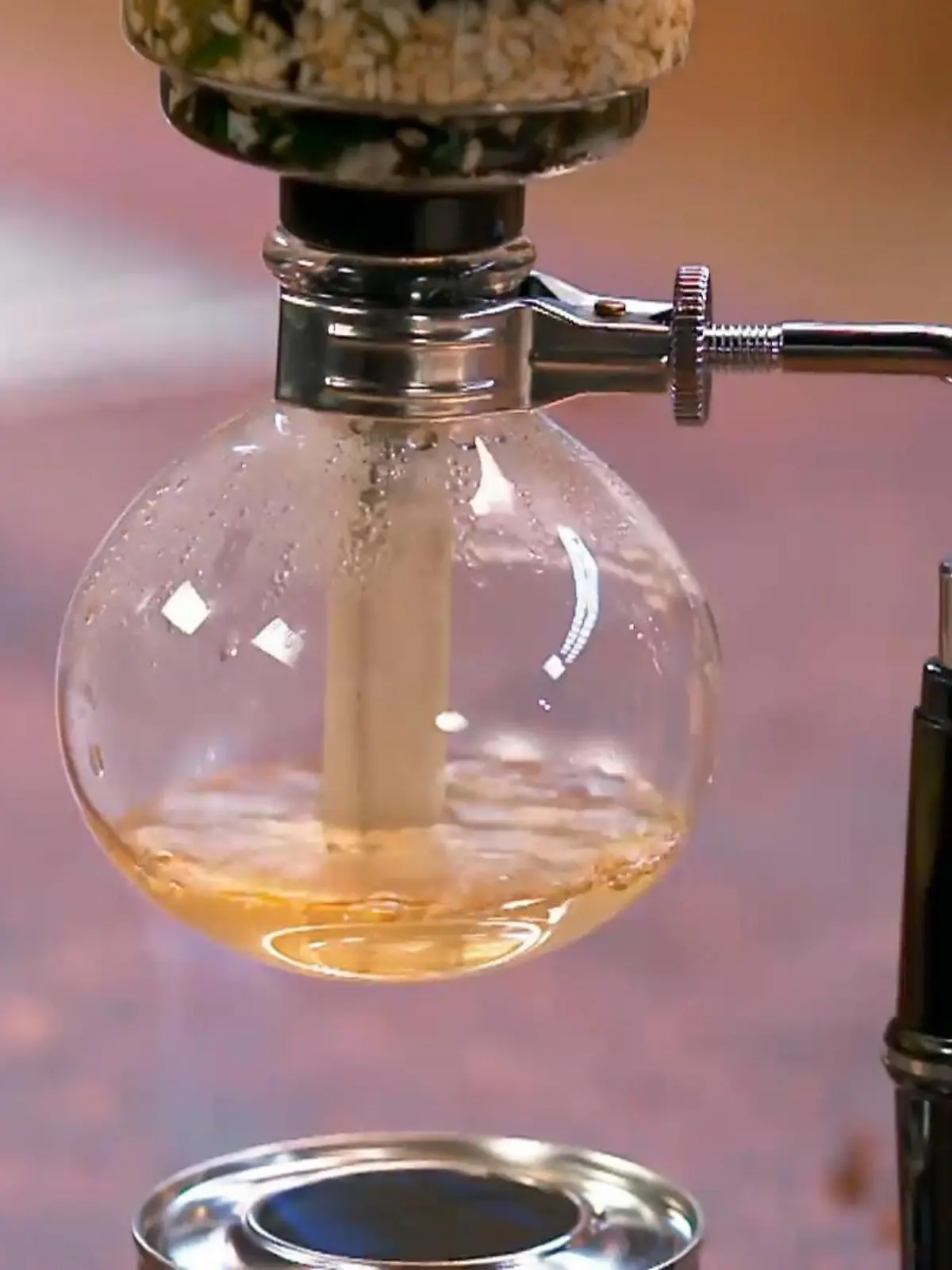 Bild zu: "Lege mischt die ideale Würzsoße und bereitet den Reis vor"