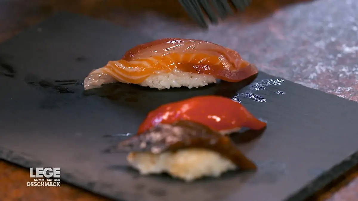 Lege arbeitet mit edlem japanischem Wagyu Luxus auf dem Schneidebrett