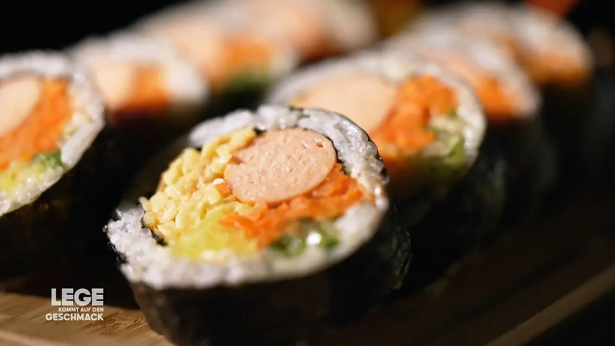 Lege probiert Kimbab in einer neuen Variante Ungewöhnliche Zutatenkombination?