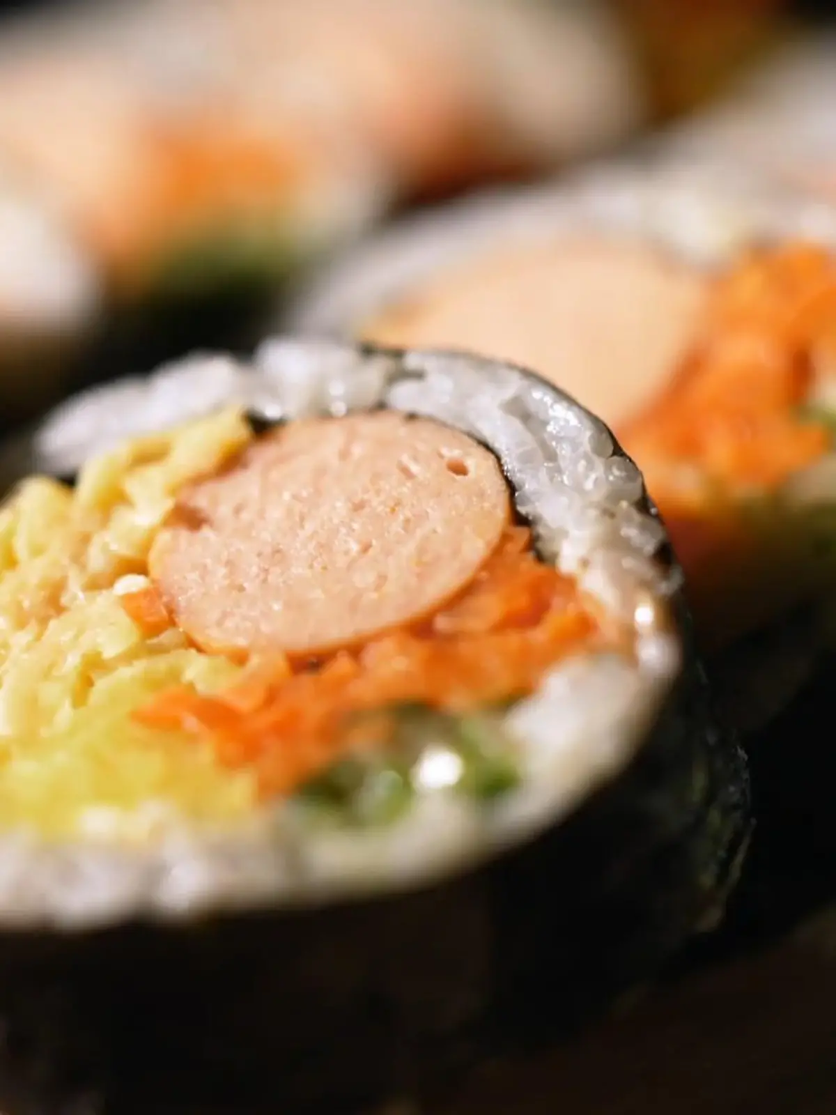 Bild zu: "Lege probiert Kimbab in einer neuen Variante"