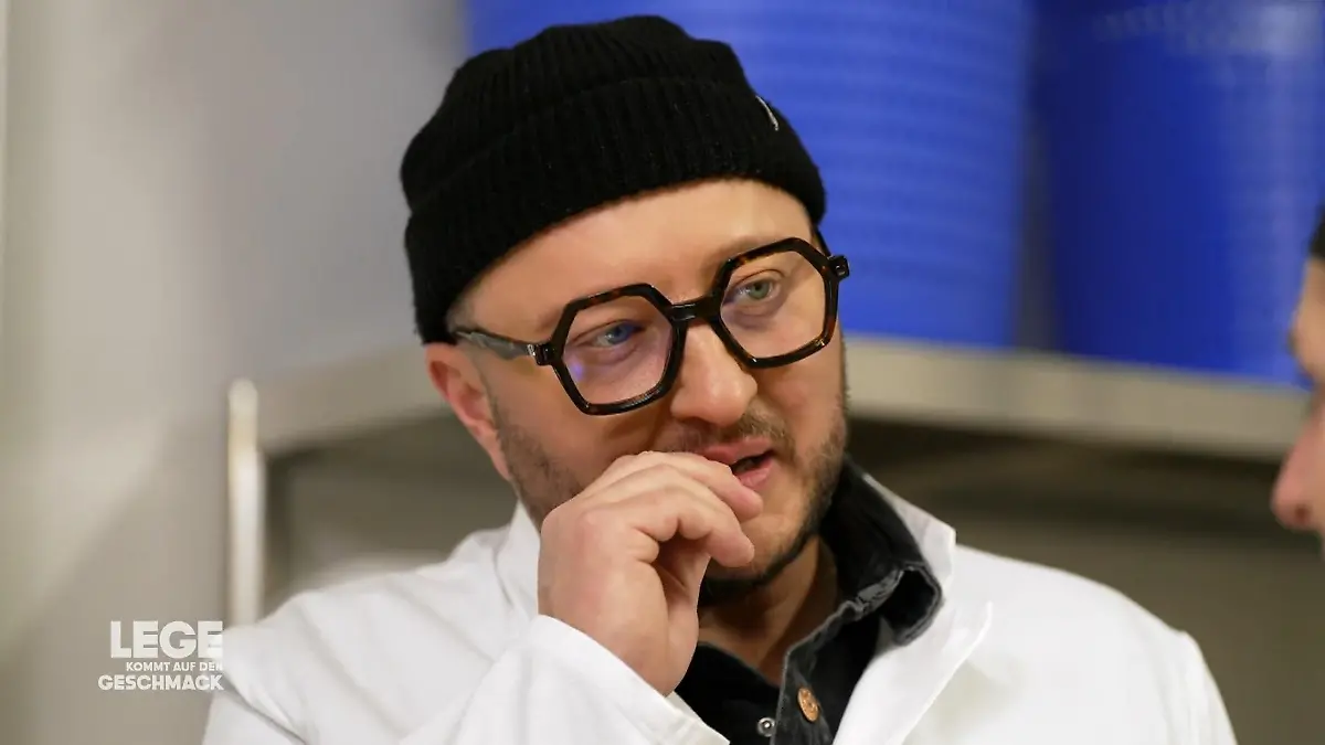 Lege testet echten frischen Wasabi Schärfe direkt aus der Natur