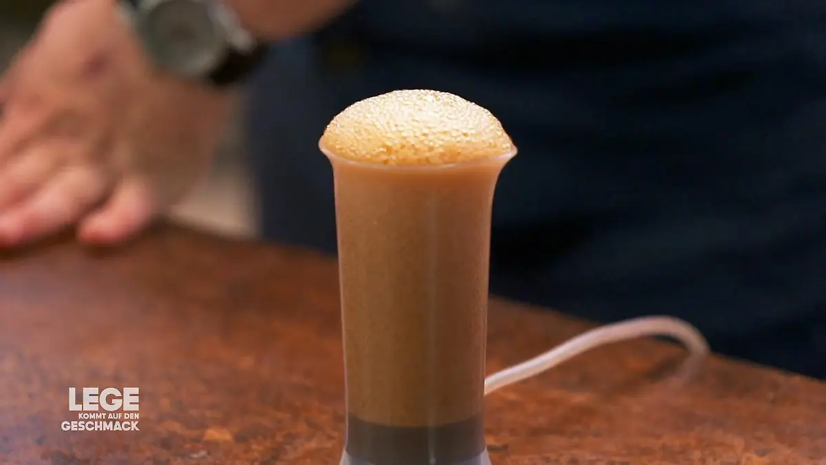 Lege kreiert einen Sojasaucen-Schaum Experiment in der Versuchsküche