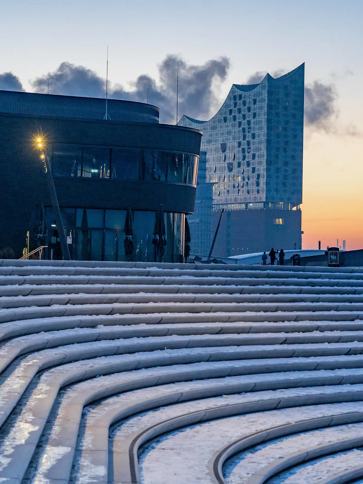  Elbphilharmonie in Hamburg - Hamburger Hafen an den St. Pauli Landungsbrücken mit Blick in Richtung Hafencity - Die Elphi bei Sonnenaufgang während des coronabedingten Lockdowns im Februar 2021 -Elbphilharmonie in Hamburg - Hamburger Hafen an den St. Pauli Landungsbrücken mit Blick in Richtung Hafencity - Die Elphi bei Sonnenaufgang während des coronabedingten Lockdowns im Februar 2021 -, Hamburg Hamburg Deutschland Baumwall - Vorsetzen *** Elbphilharmonie in Hamburg Hamburg harbour at St Pauli Landungsbrücken with view towards Hafencity The Elphi at sunrise during the corona lockdown in February 2021 Elbphilharmonie in Hamburg Hamburg Hamburg harbour at St Pauli Landungsbrücken with view towards Hafencity The Elphi at sunrise during t