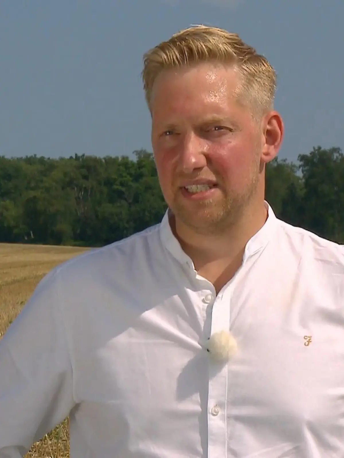 Bild zu: "Daniel freut sich auf seine beiden Hofdamen"