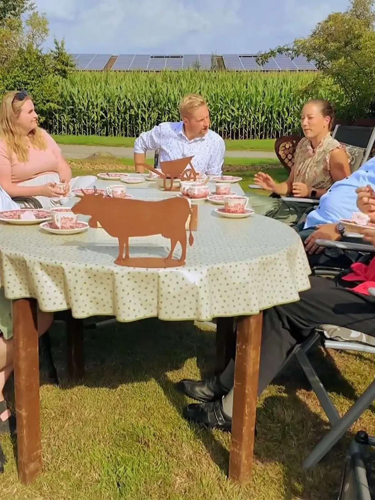 Bild zu: "Daniel stellt seine Damen der Familie vor"