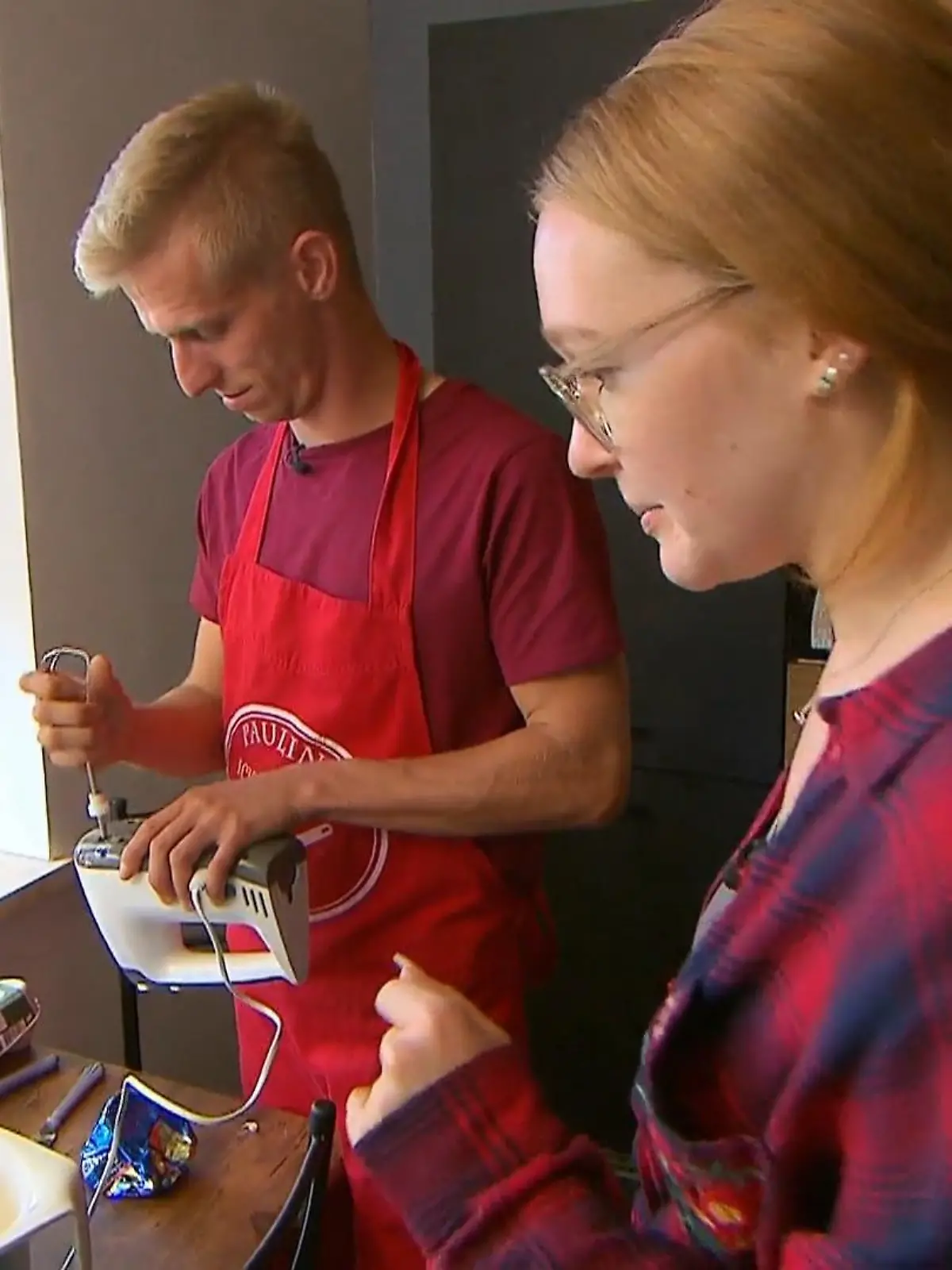 Bild zu: "Pauline bringt Christopher das Backen bei"