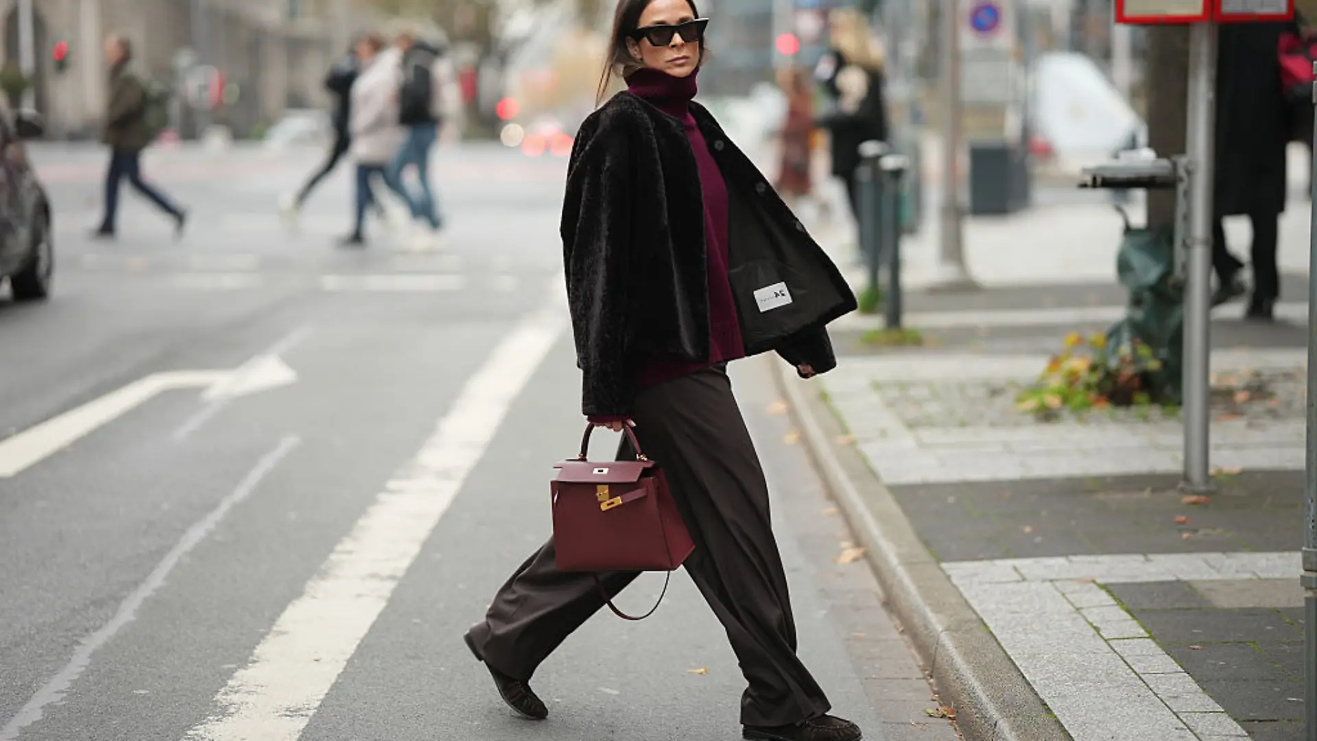 Frau mit braunen Boots