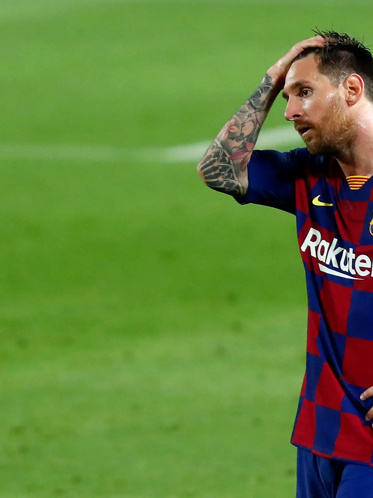 ARCHIV - 16.07.2020, Spanien, Barcelona: Fußball: Primera Division, Spanien, 37. Spieltag, FC Barcelona - CA Osasuna, Camp-Nou-Stadion. Lionel Messi reagiert nach dem Spiel. Im Streit um seinen Abschied vom FC Barcelona berichten spanische Medien von einem angekündigten Trainingsboykott von Lionel Messi. Foto: Joan Monfort/AP/dpa +++ dpa-Bildfunk +++