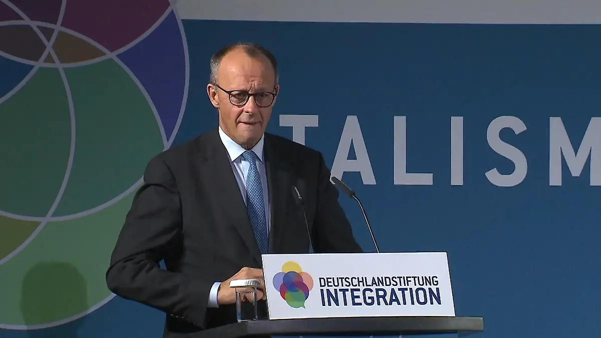 Kein Bock auf Kanzler! Als Merz' Rede beginnt, verlassen SIE den Raum Klatsche für CDU-Chef