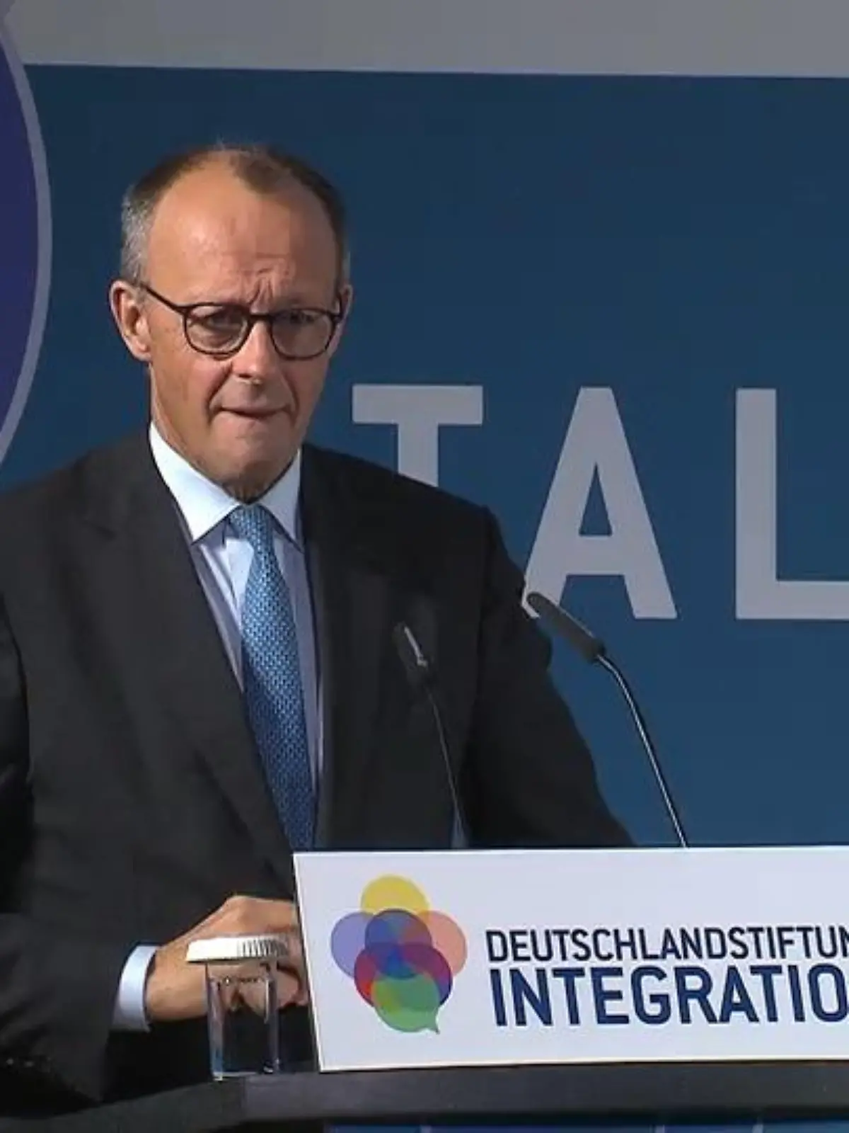 Bild zu: "Kein Bock auf Kanzler! Als Merz' Rede beginnt, verlassen SIE den Raum"