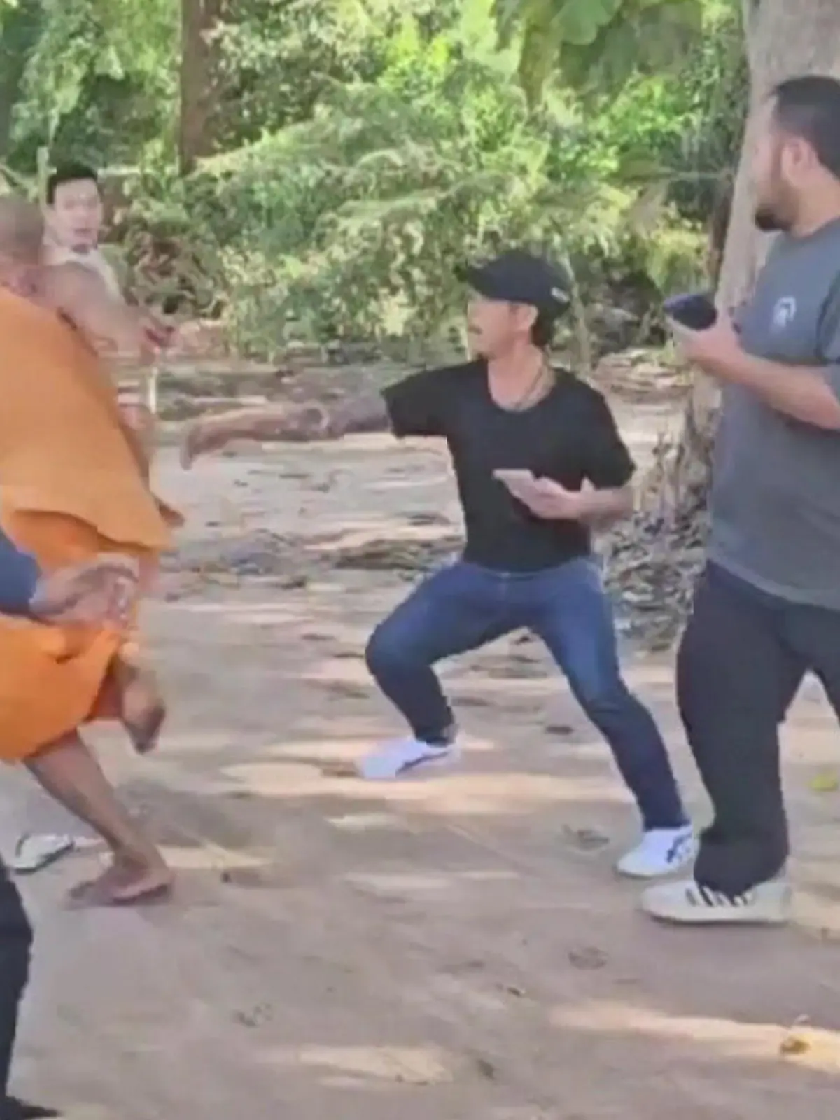 Bild zu: "Flucht statt Gebet! Mönch will Drogen verkaufen – und wählt den falschen Kunden"