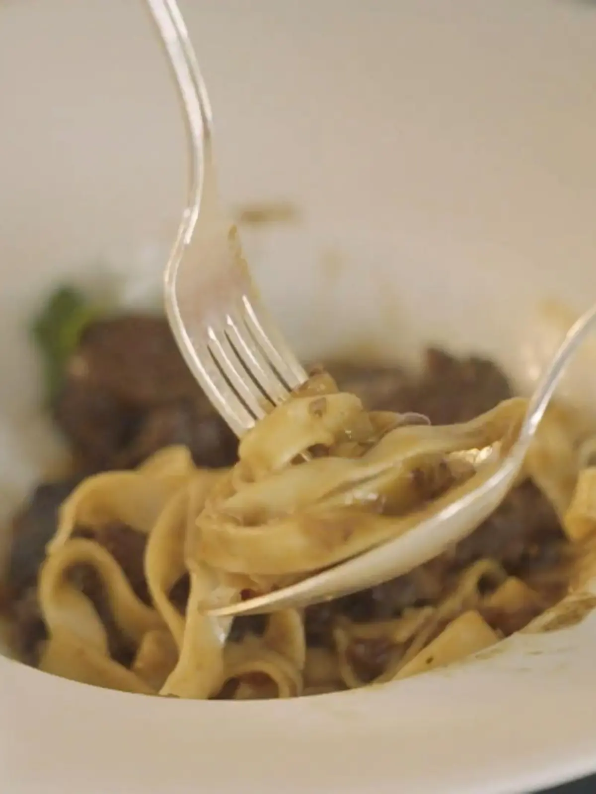 Bild zu: "Dieses Gulasch-Rezept macht Omas Klassiker noch leckerer"