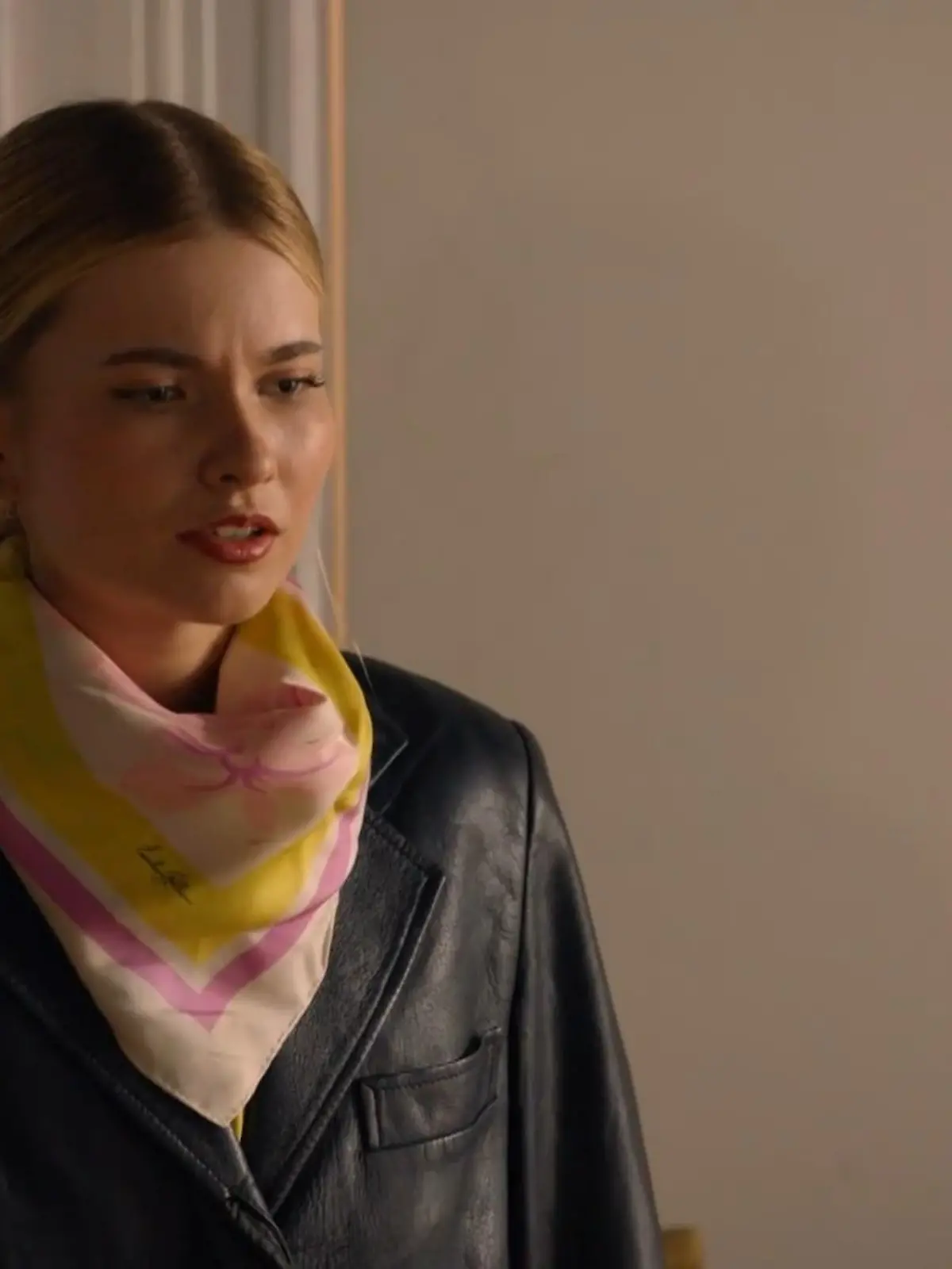 Bild zu: "Johanna kann nicht fassen, was Julian ihr erzählt"