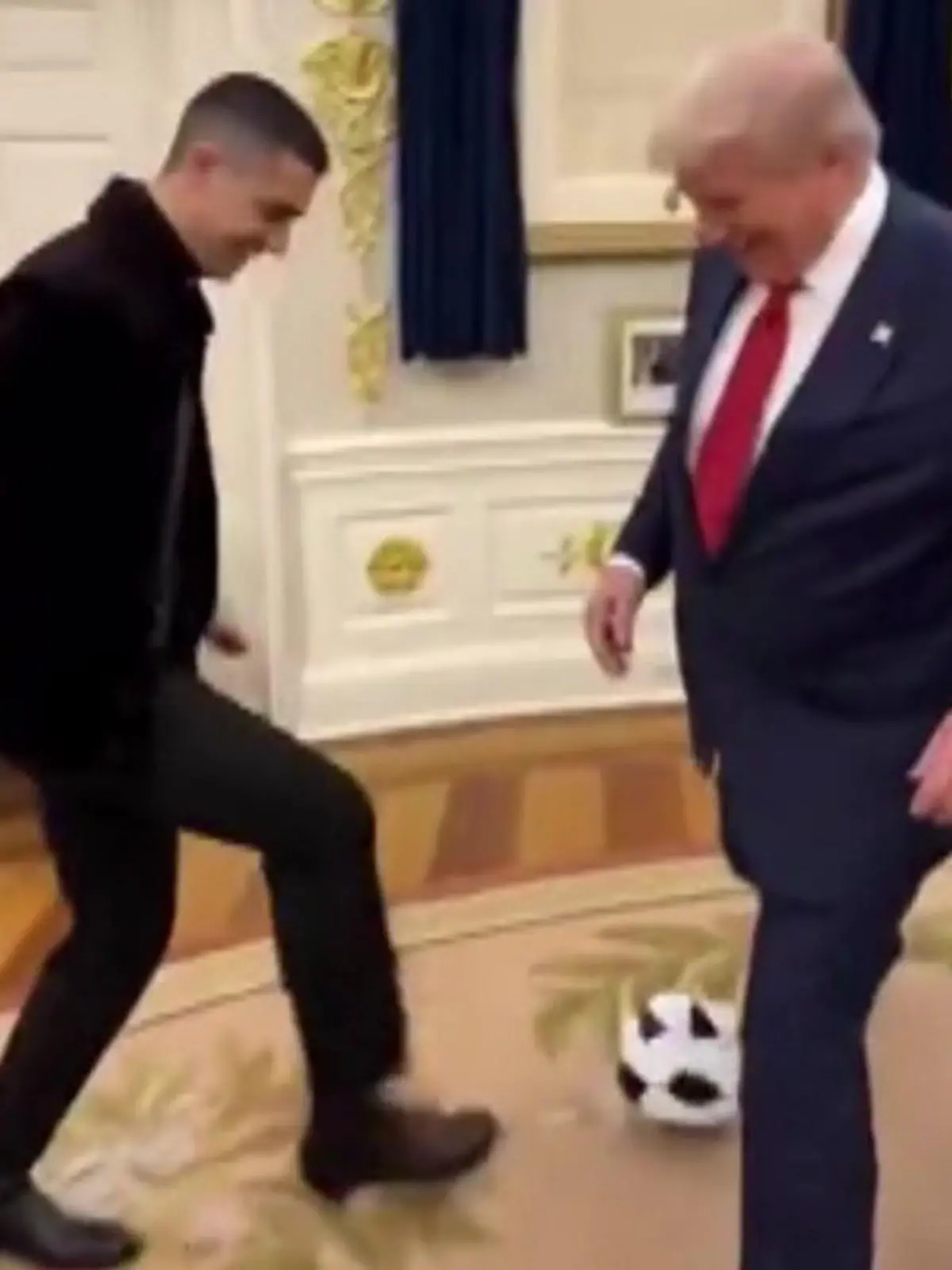 Bild zu: "Fußball mit Ronaldo im Oval Office? Trump schockt mit diesem Fake-Video"