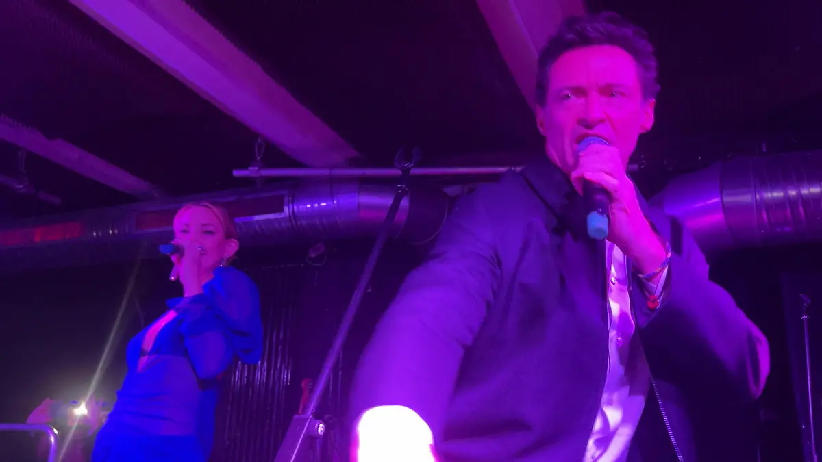 So habt ihr Hugh Jackman und Kate Hudson noch nie gesehen, wetten!? Megastars crashen Konzert in Berlin