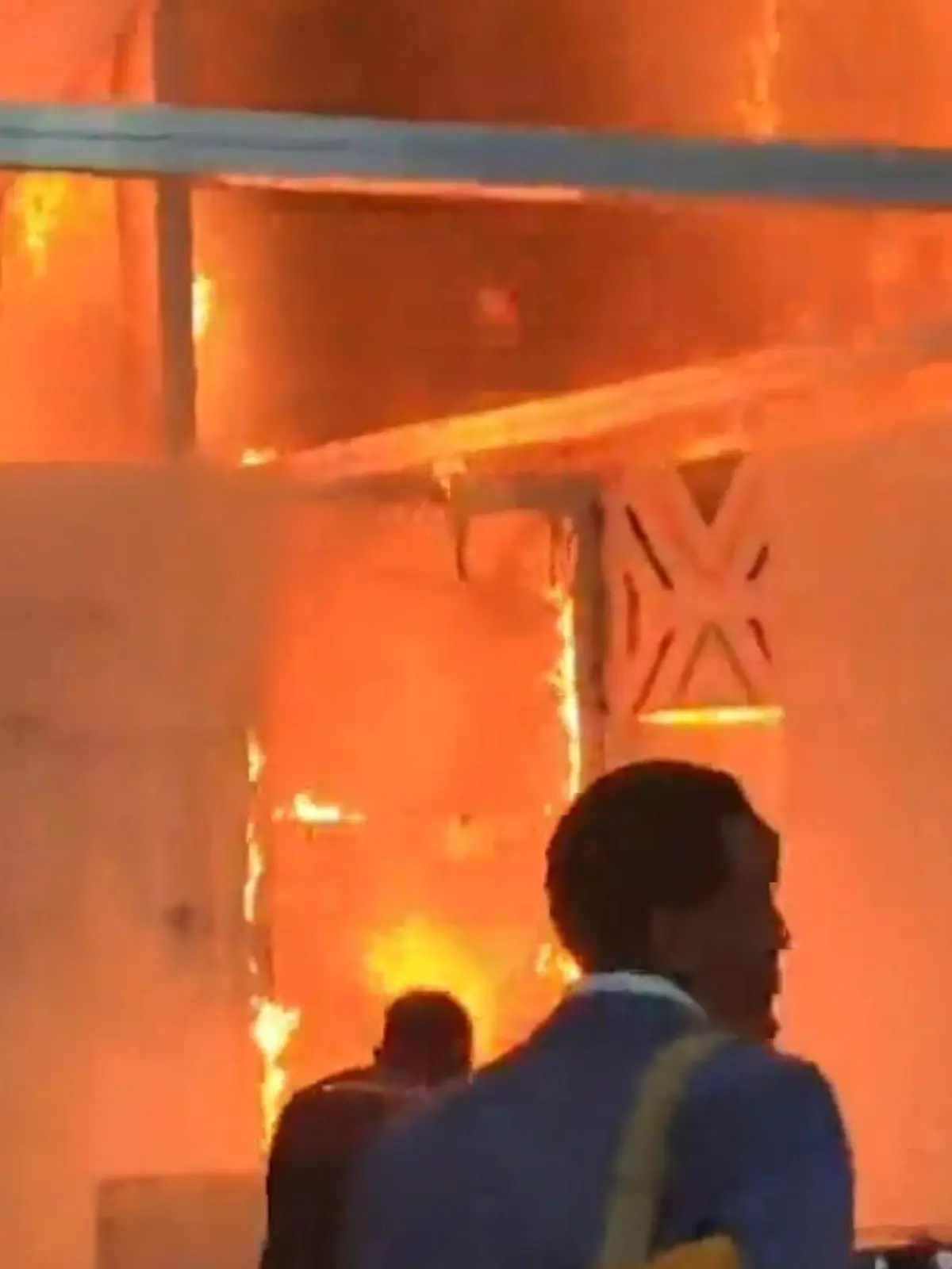 Bild zu: "Meterhohe Flammen während UN-Klimakonferenz – Gelände evakuiert!"