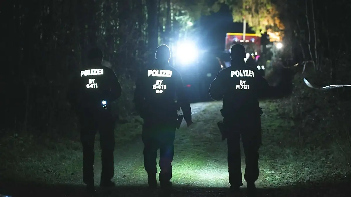 Spaziergänger entdeckt Frauenleiche in Park Gruselfund in Bayern