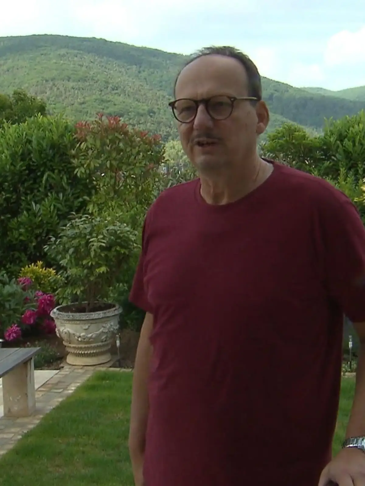 Bild zu: "Armin übernimmt das Dinner mit Unterstützung seiner Frau"