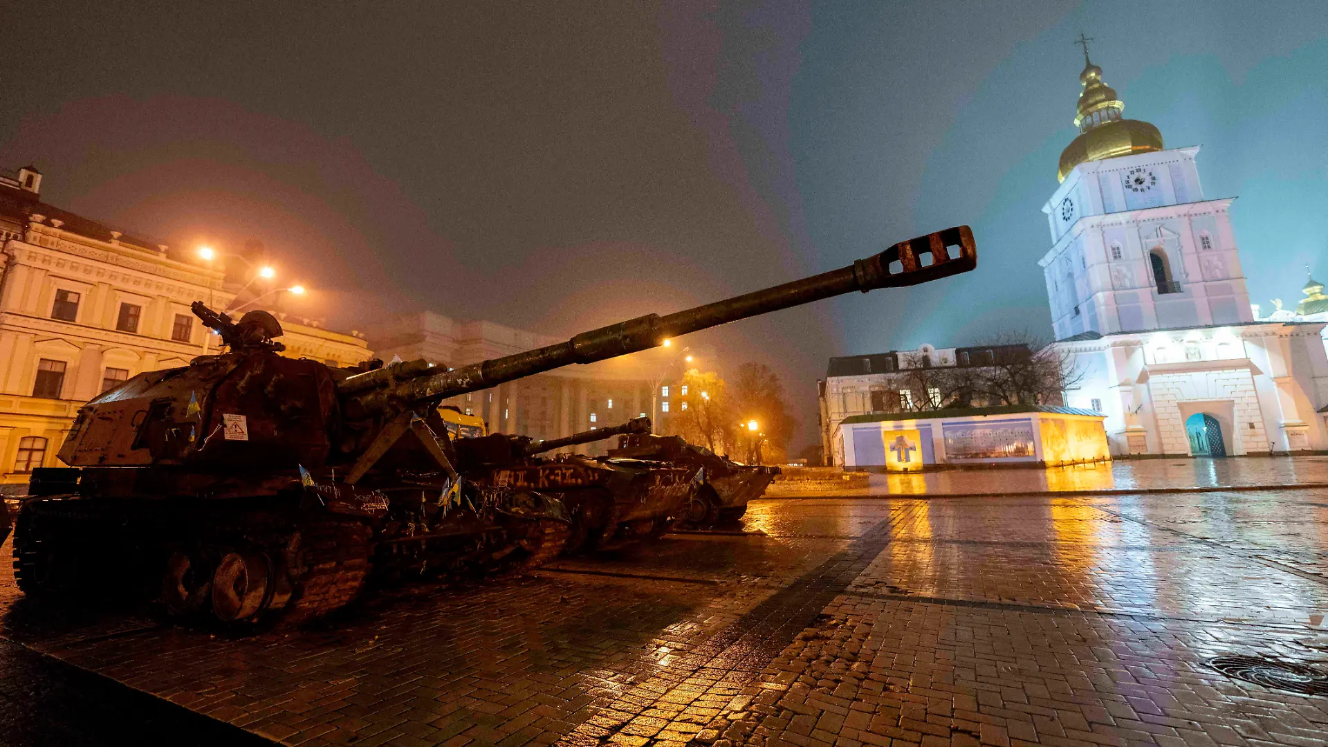 Zerstörter russischer Panzer in der ukrainischen Haupstadt Kiew