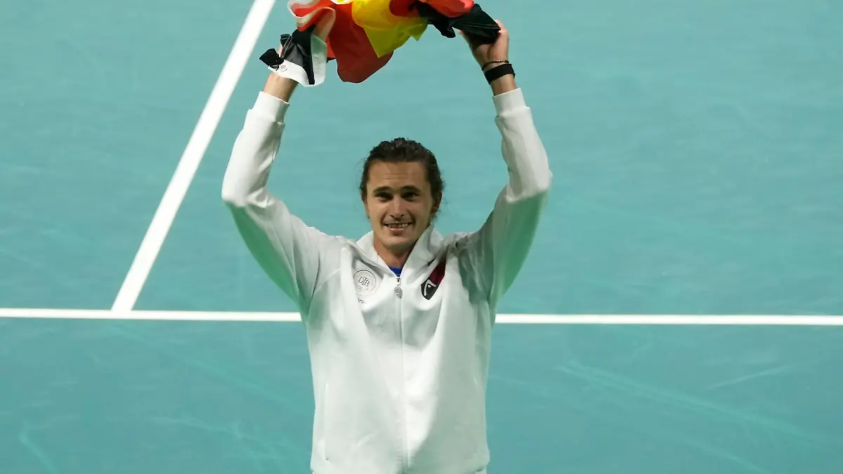 Zverev jubelte mit Deutschland-Fahne über den Viertelfinalsieg gegen Argentinien.