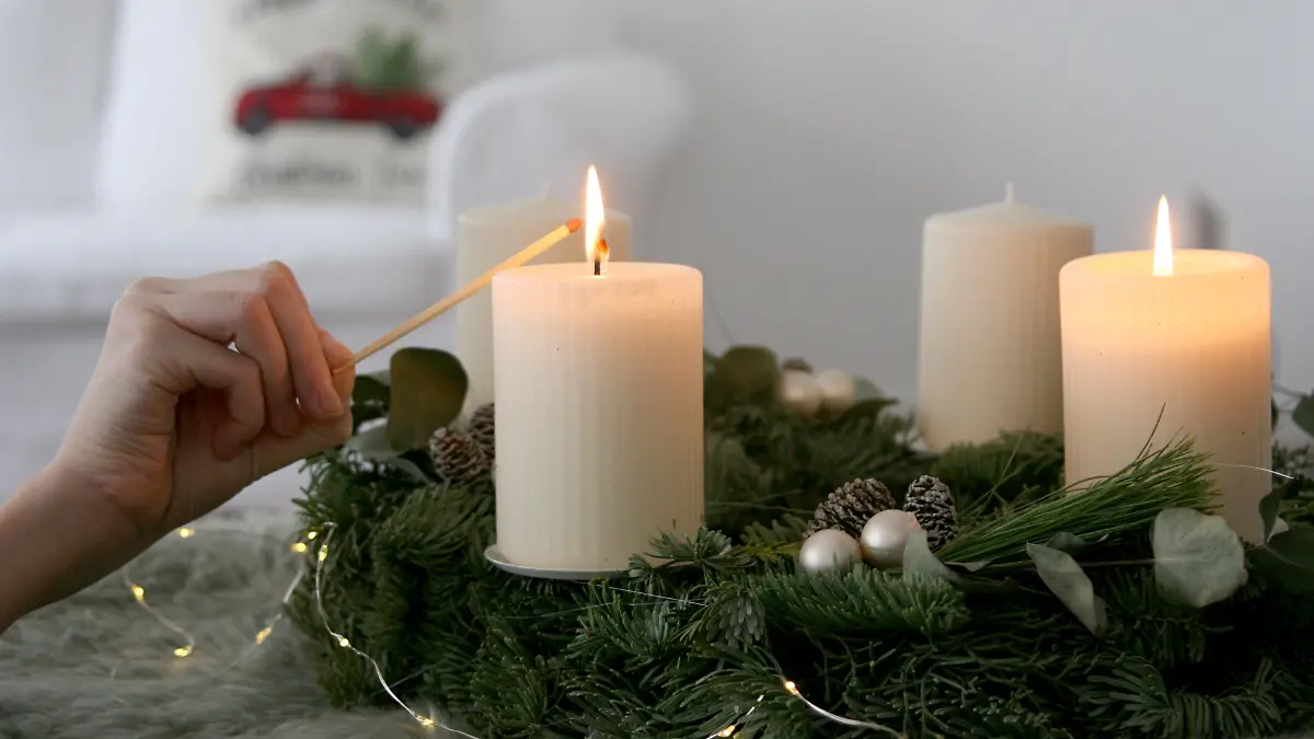 Wie bleibt der Adventskranz möglichst lange grün und frisch?