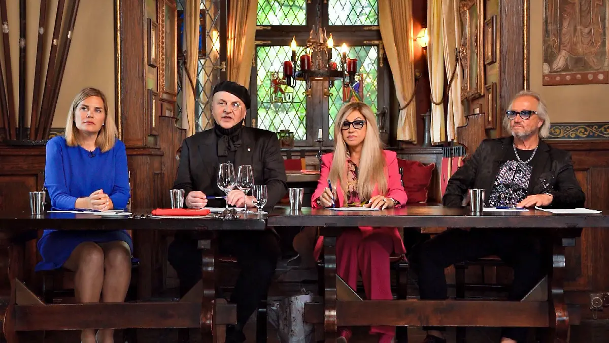 v.li.: Fürstin von Seborga Nina Menegatter, Sascha Lilic, Carmen und Robert Geiss bilden die Jury von „Die Geissens: Traumjob Prinzessin“.